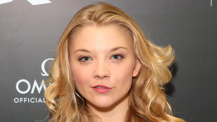 HD desktop wallpaper featuring celebrity Natalie Dormer, showcasing her blonde hair and captivating gaze against a dark background.