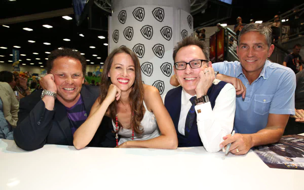 Kevin Chapman, Amy Acker, Michael Emerson from the TV show Person Of Interest pose together at a convention, featured in a 4K Ultra HD PC desktop wallpaper.