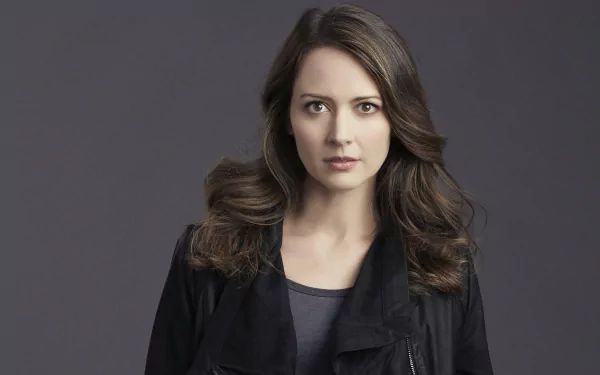 Amy Acker from the TV show Person of Interest poses confidently in this striking 4K Ultra HD desktop wallpaper, showcasing her captivating presence.