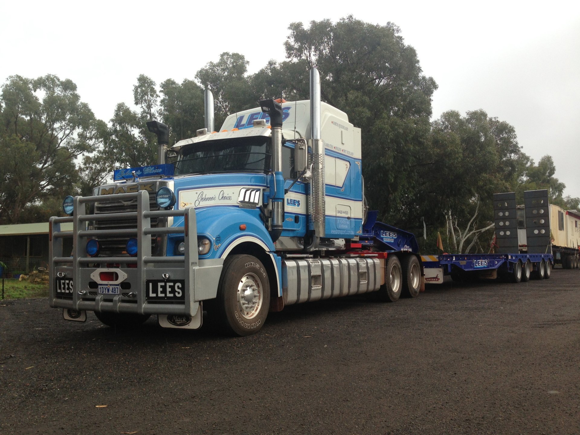 Download Vehicle Mack Trucks HD Wallpaper