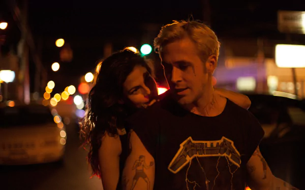 Night street scene from The Place Beyond the Pines: Romina and Luke, woman leaning on a man’s back amid neon bokeh — 5K Ultra HD desktop wallpaper.
