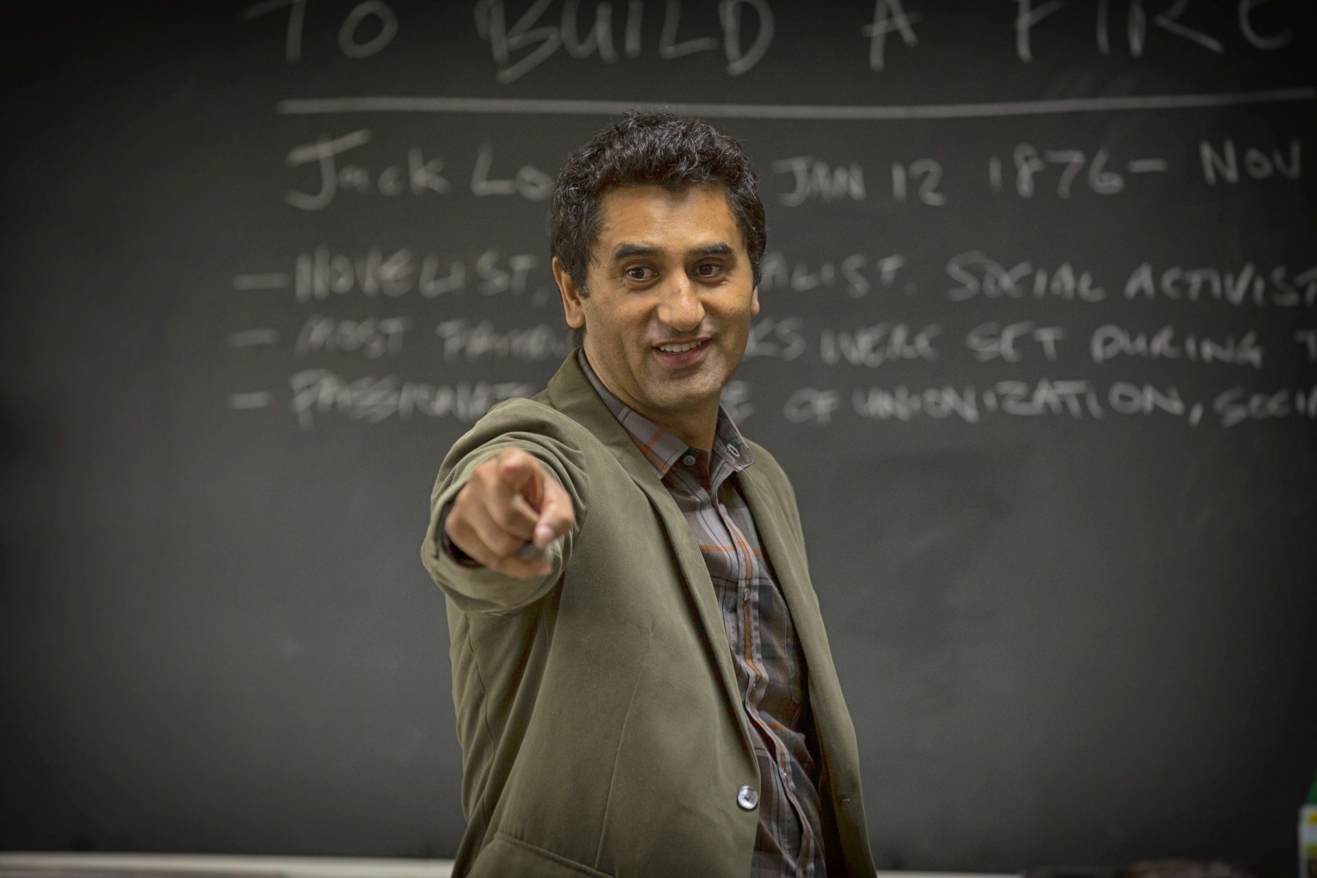 A scene from the TV show Fear the Walking Dead, featuring a confident character pointing, set against a classroom blackboard backdrop. 4K Ultra HD wallpaper and background.