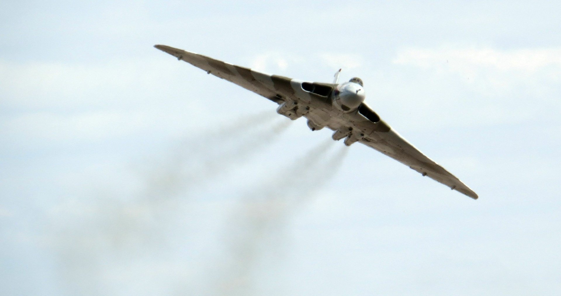 HD desktop wallpaper featuring a military Avro Vulcan bomber aircraft in flight against a clear sky.
