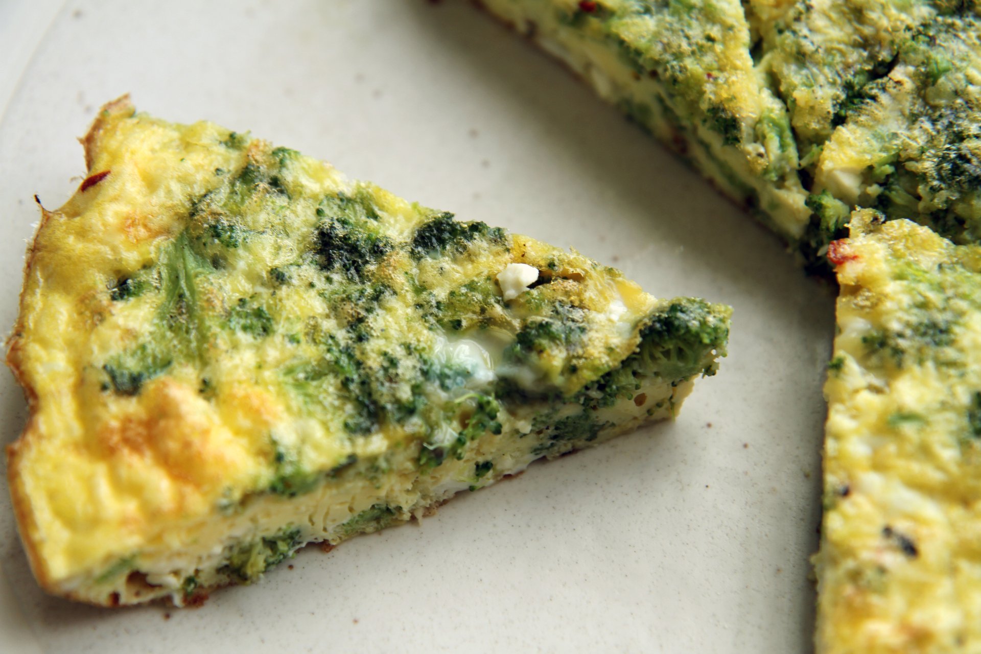 Spinach and herb frittata slices on a plate — food photo, 5K Ultra HD PC desktop wallpaper and background.