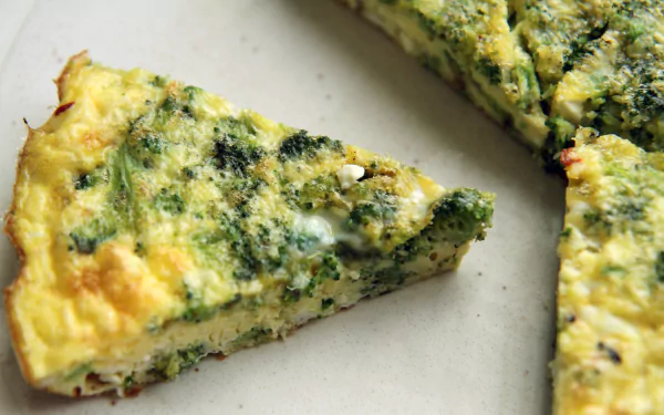Spinach and herb frittata slices on a plate — food photo, 5K Ultra HD PC desktop wallpaper and background.