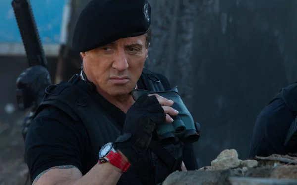 4K Ultra HD PC desktop wallpaper: gritty movie still of an action star as a battle-hardened leader in The Expendables 3, in tactical gear clutching binoculars.