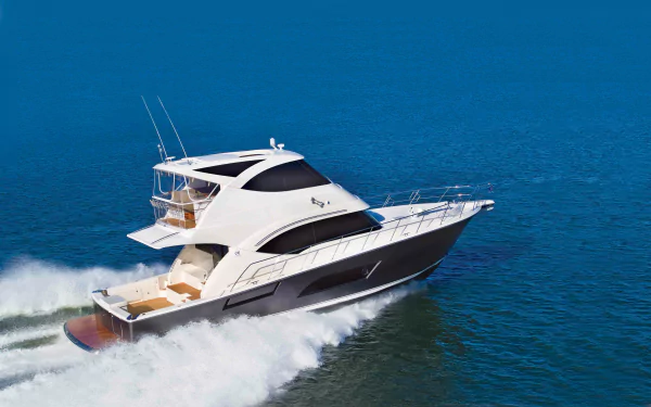 4K Ultra HD PC desktop wallpaper/background: white motor yacht vehicle cutting across deep blue sea, leaving a foamy wake behind.