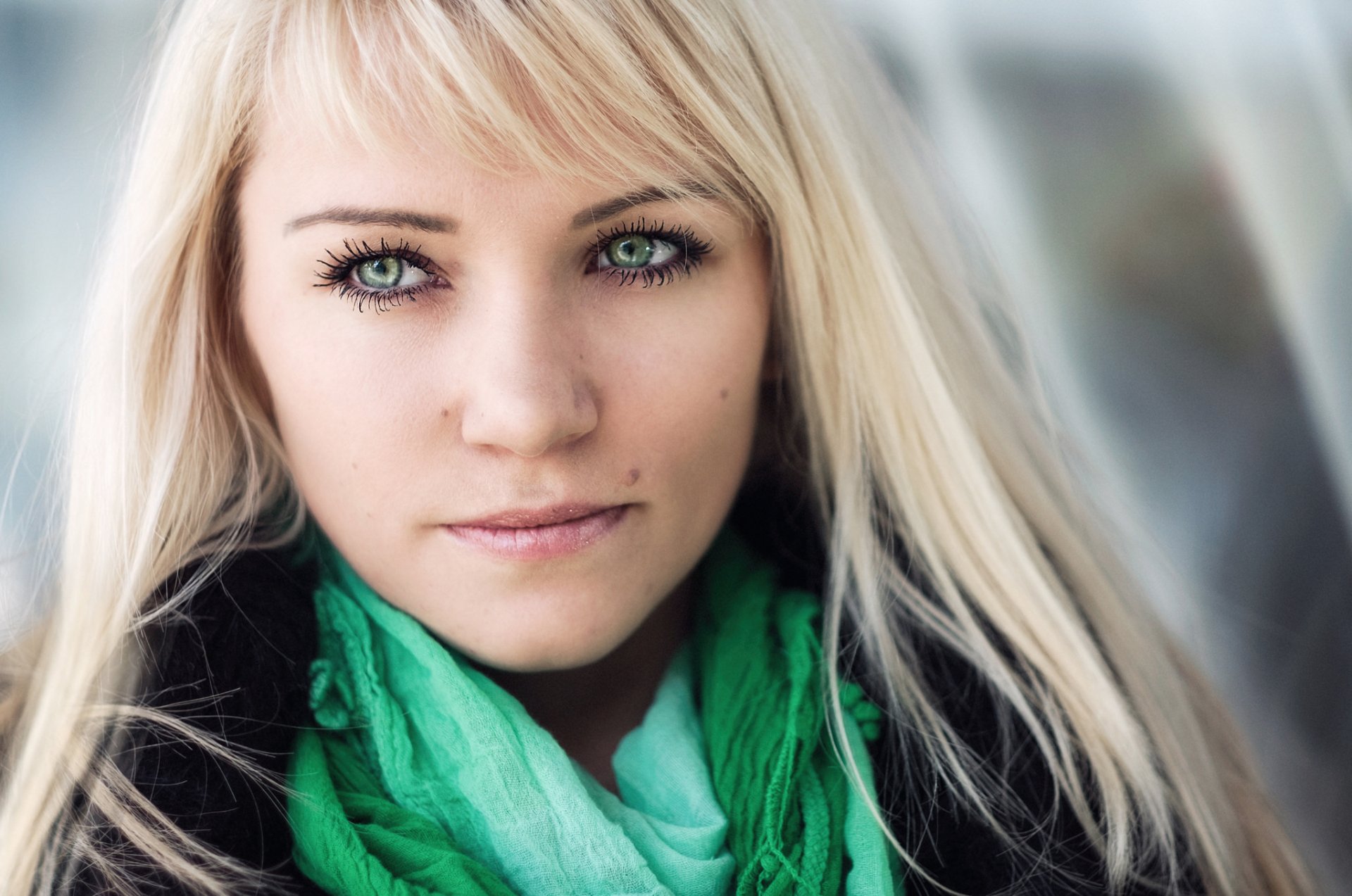 HD PC desktop wallpaper of a blonde woman model with green eyes wearing a green scarf against a soft, blurred background.