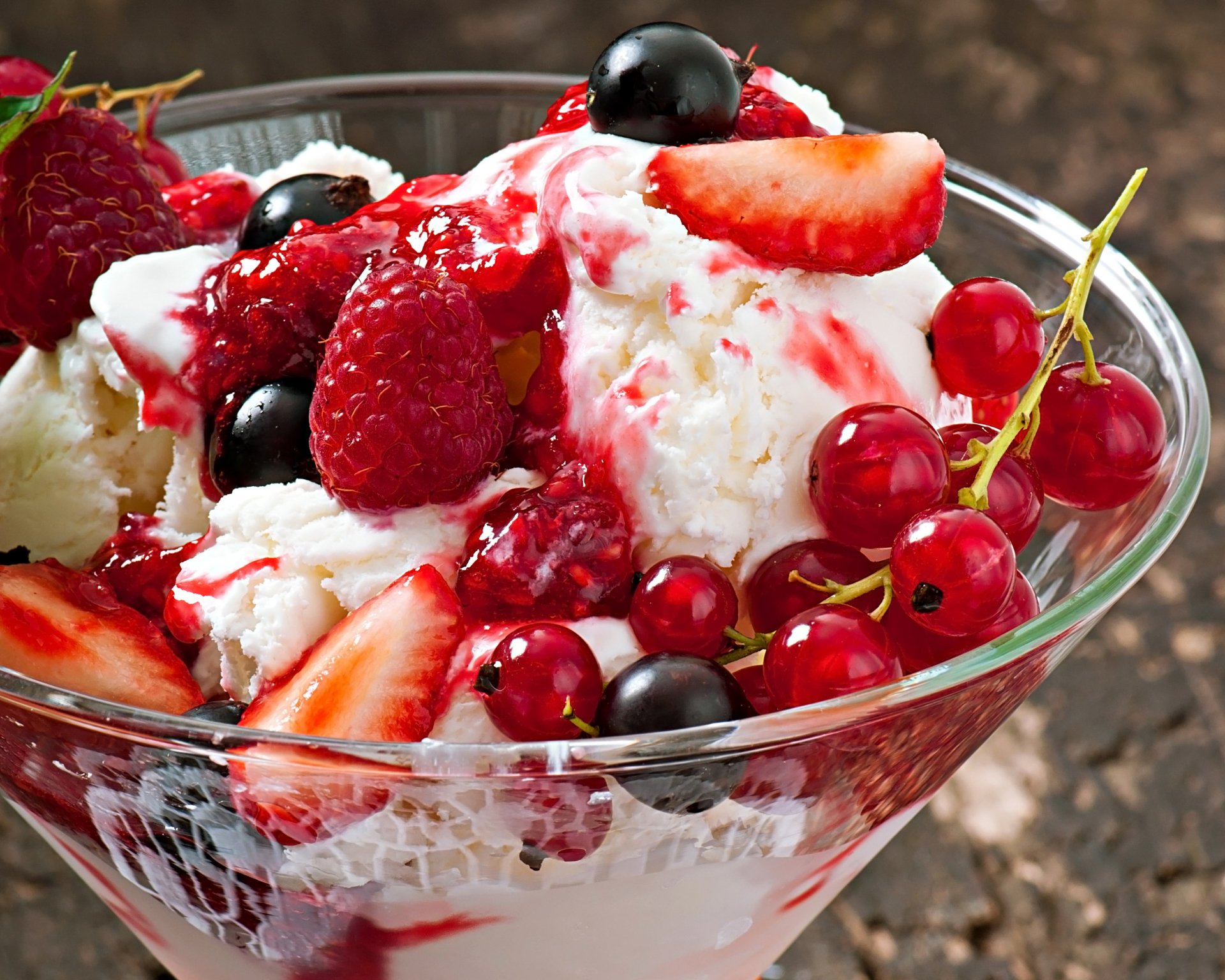 A vibrant 4K Ultra HD wallpaper featuring a glass bowl of ice cream topped with fresh currants, raspberries, strawberries, and sweet syrup.
