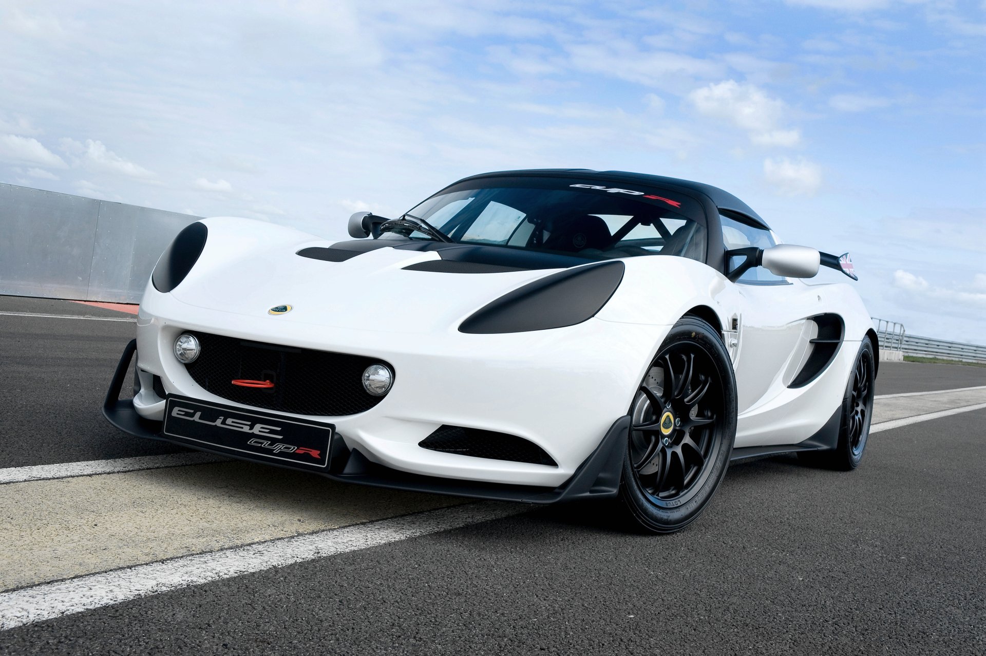 A white Lotus Elise supercar parked on an asphalt surface under a cloudy sky, captured in 4K Ultra HD for a PC desktop wallpaper.