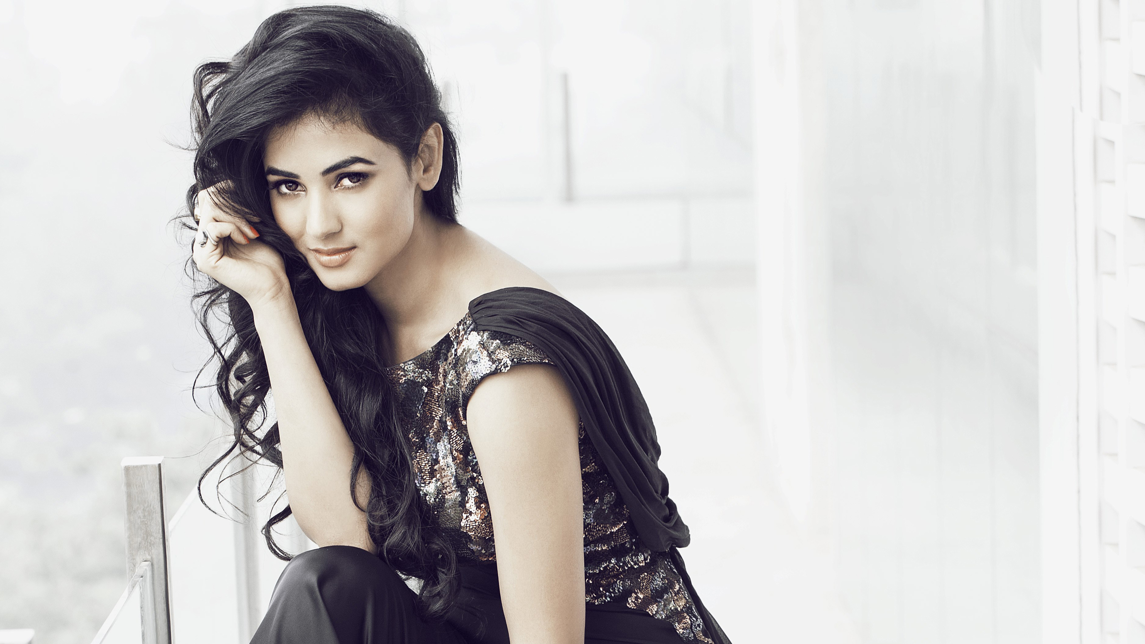 Download Actress Bollywood Indian Celebrity Sonal Chauhan 4k Ultra Hd Wallpaper 