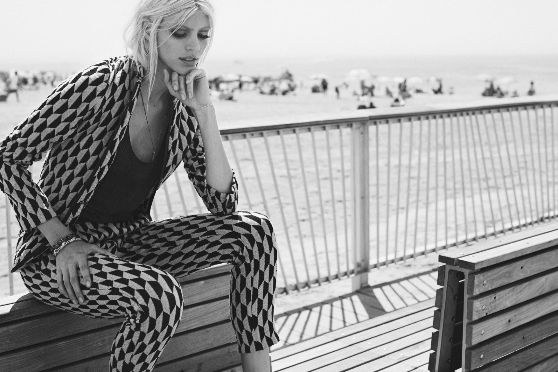 Download Black & White Blonde Model American Celebrity Devon Windsor HD Wallpaper