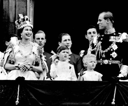Black and white HD desktop wallpaper featuring Queen Elizabeth II in regal attire, surrounded by family members on a balcony during a royal event.