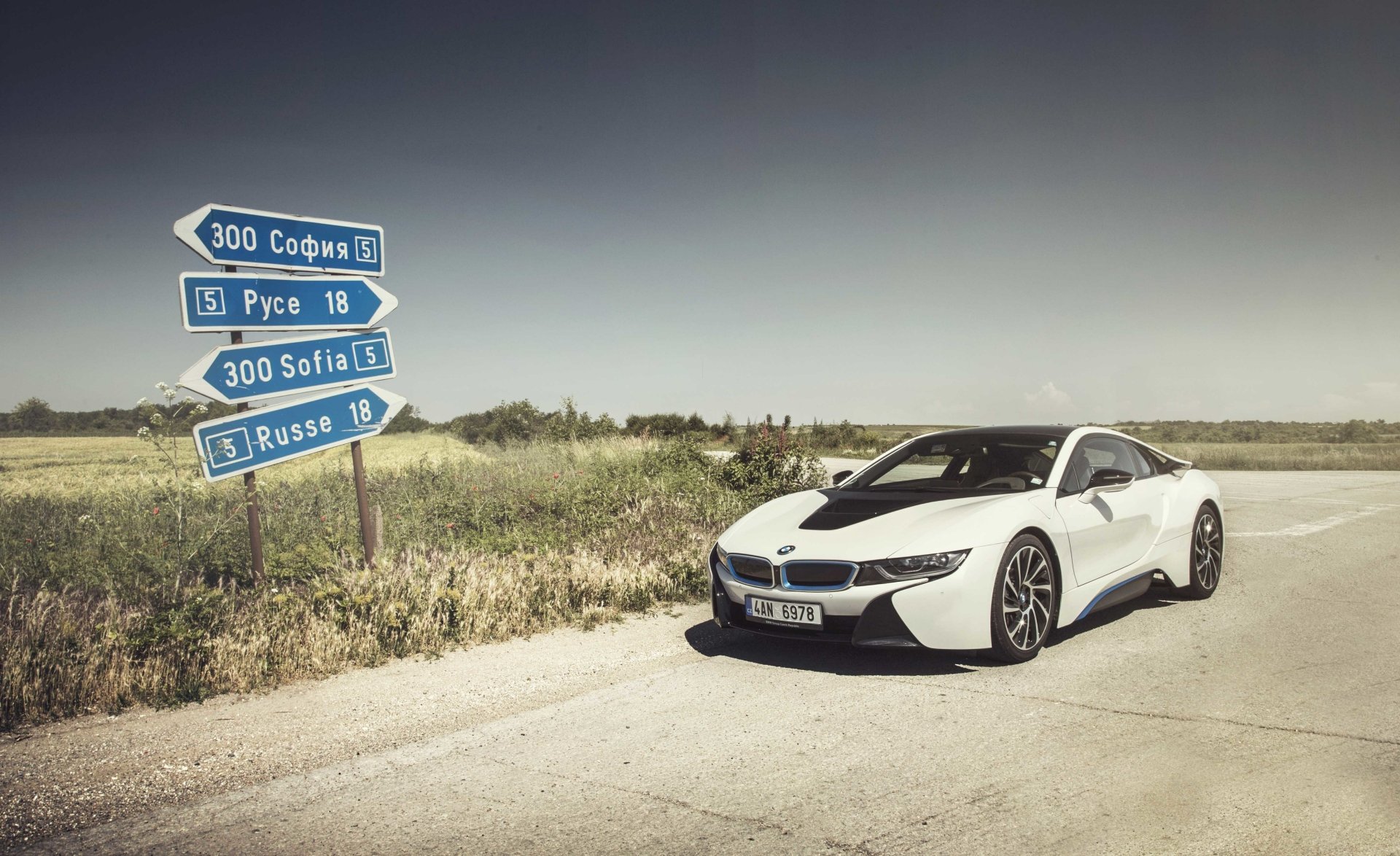 BMW i8 РІ С‚РµРјРЅРѕС‚Рµ