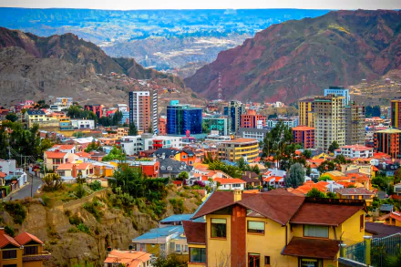 4K Ultra HD desktop wallpaper: colorful Bolivian townscape, man-made houses and buildings cascading down mountain slopes beneath rugged peaks.