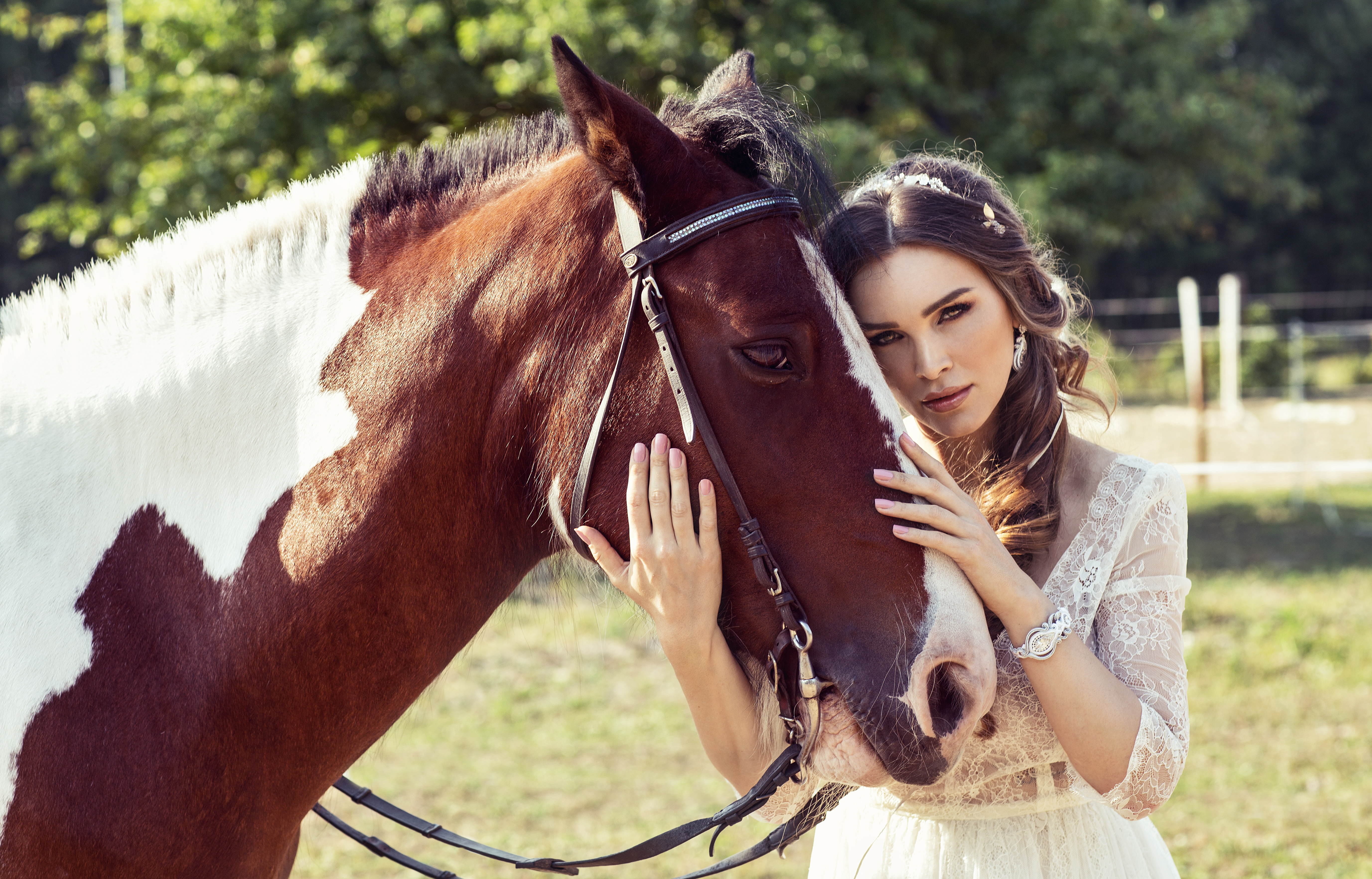 Девушка лошадь клип. Фотосессия с лошадьми. Девушка с лошадью. Фотосессия с лошадью летом. Красивая девушка на лошади.