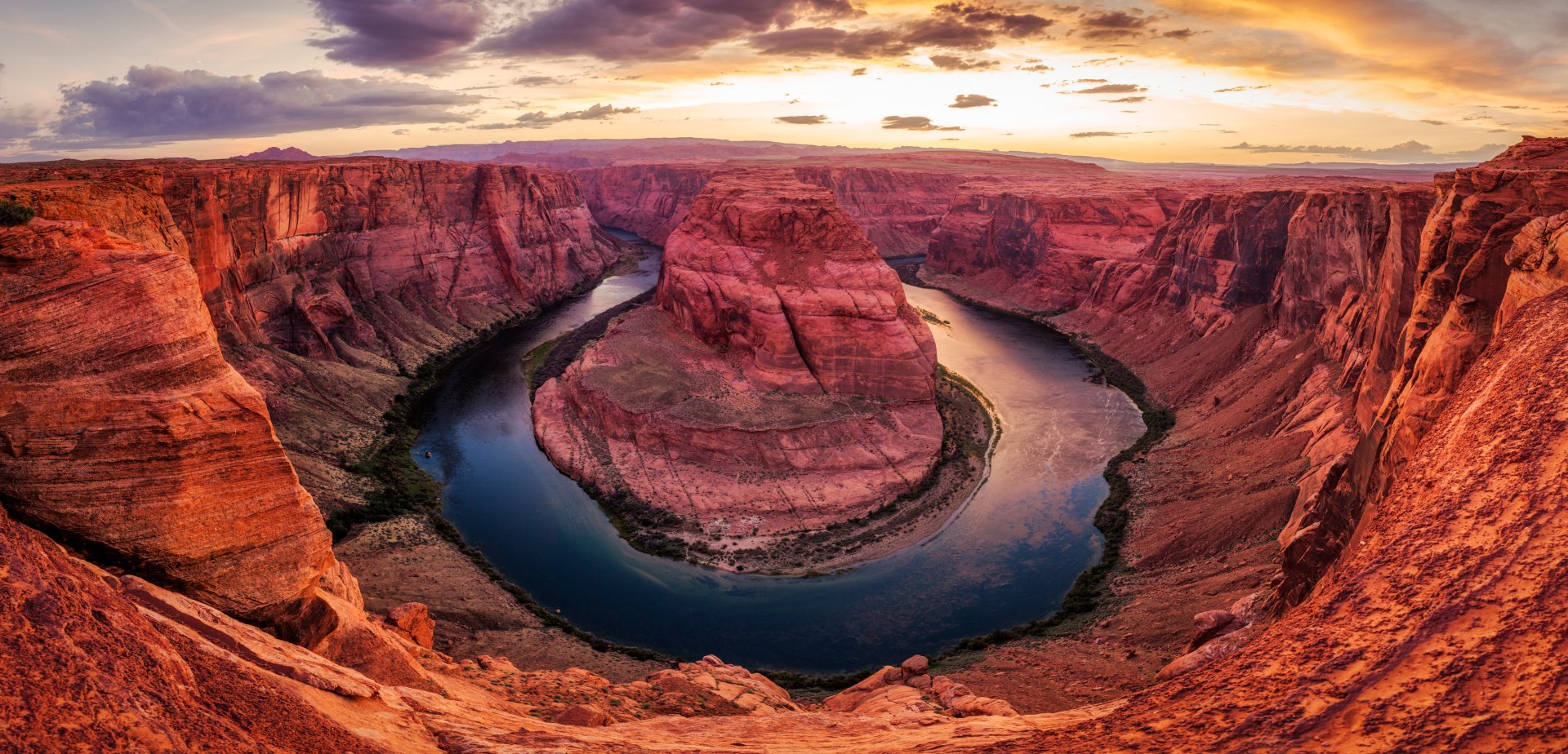 Horseshoe Bend, Arizona: sweeping canyon and Colorado River loop at sunset, vivid nature scene — 2K Quad HD PC desktop wallpaper/background.