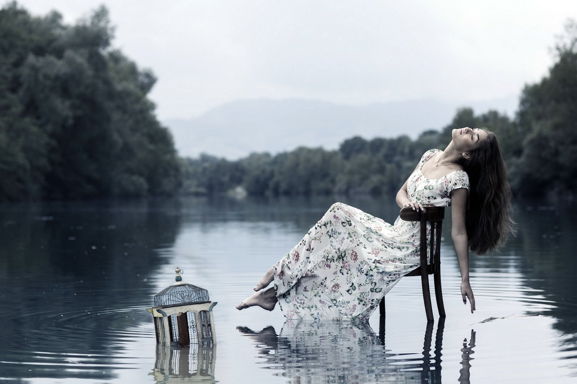 Девушки озеро фото. Фотосессия в воде в платье. Фотосессия со стулом в воде. Фотосессия на пруду. Девушка у пруда.