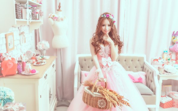 Mujeres Asiática Modelo Morena Wreath Brown Eyes Pink Dress Fondo de pantalla HD | Fondo de Escritorio