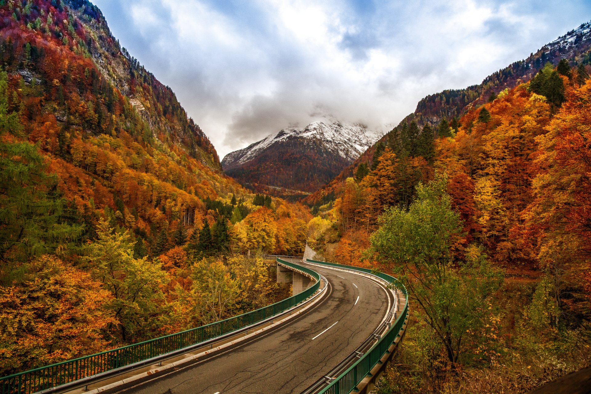5K Ultra HD — Autumn Mountain Road Through Golden Forest | 5472x3648 ...