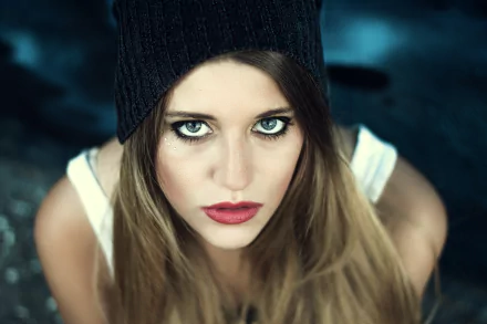 Close-up of a blonde woman with striking blue eyes, red lipstick, and a black hat, captured in 4K Ultra HD for a PC desktop wallpaper.