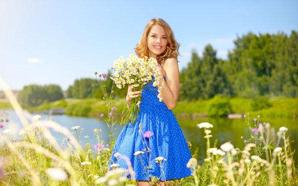Frauen Modell Models Blue Dress Blondinen Smile White Flower HD Wallpaper | Hintergrund