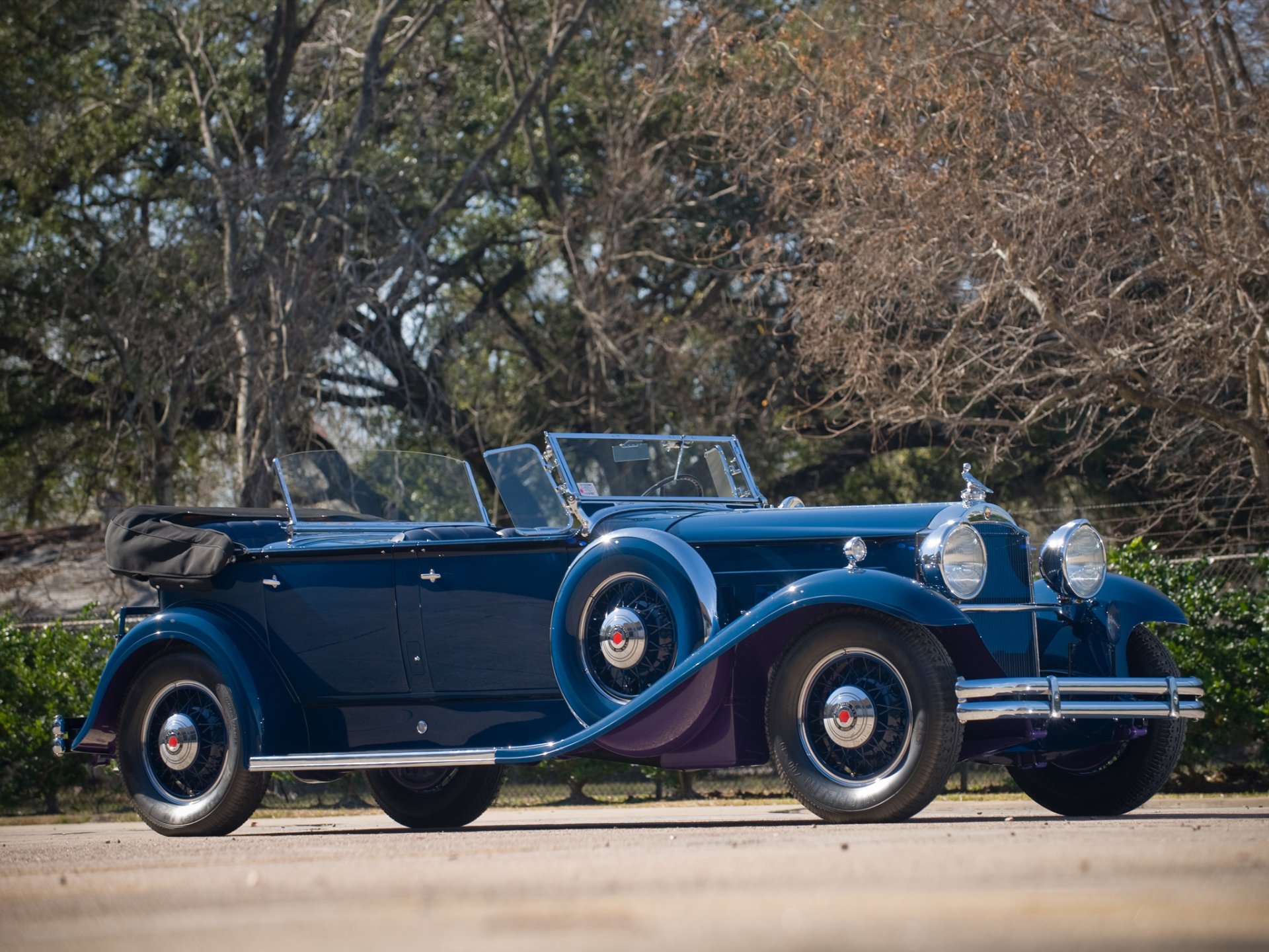 A vintage 1931 Packard Deluxe Eight Sport Phaeton convertible parked outdoors, showcased as an HD PC desktop wallpaper and background.
