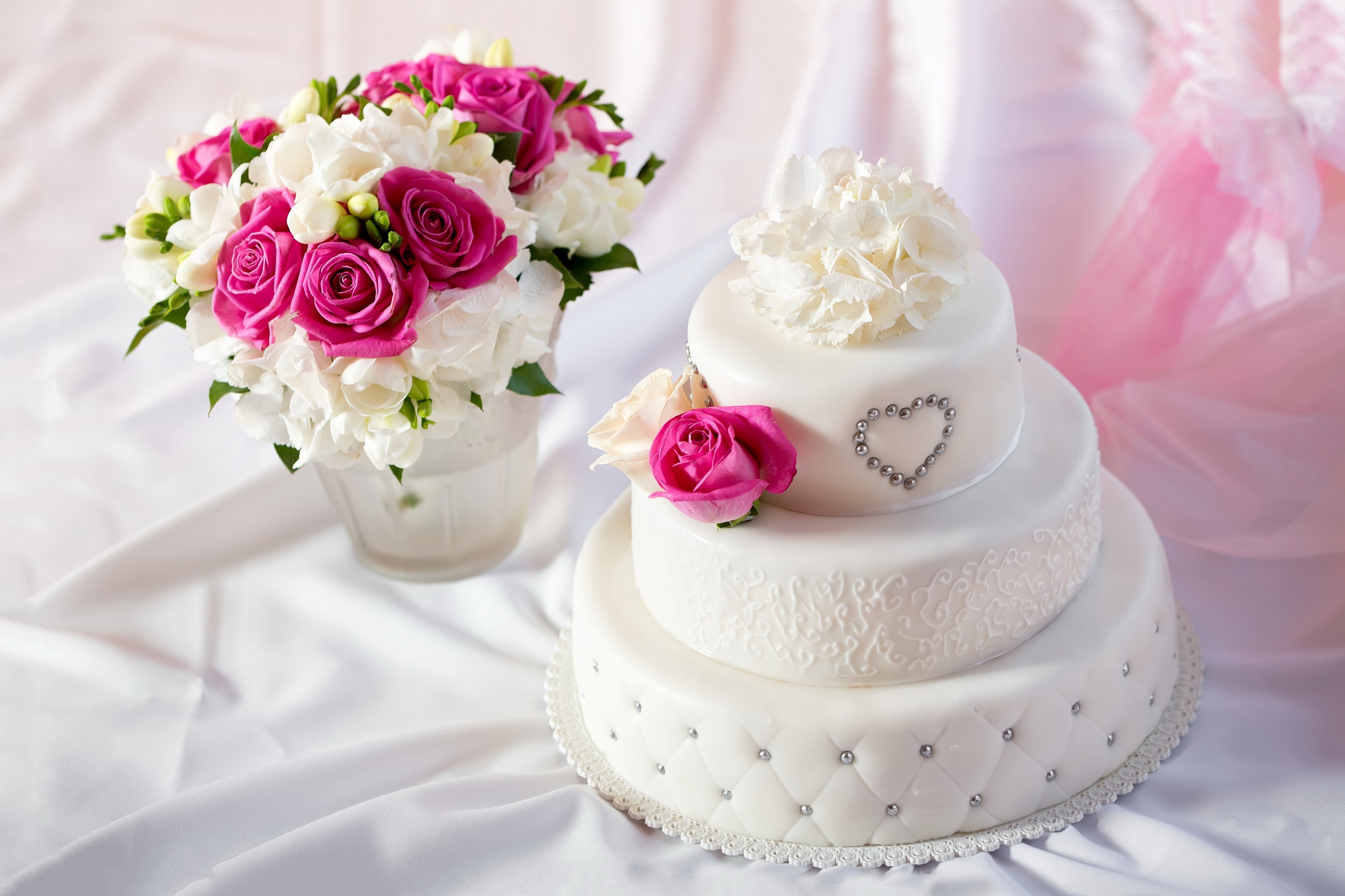 Bánh cưới không chỉ là một món ăn quan trọng trong đám cưới, mà còn là sản phẩm nghệ thuật dành cho những cặp đôi yêu đời, yêu sự đẹp đẽ. Những chiếc bánh cưới đầy màu sắc, tinh tế và độc đáo sẽ khiến cho khách mời không thể rời mắt và không muốn mở miệng ăn.