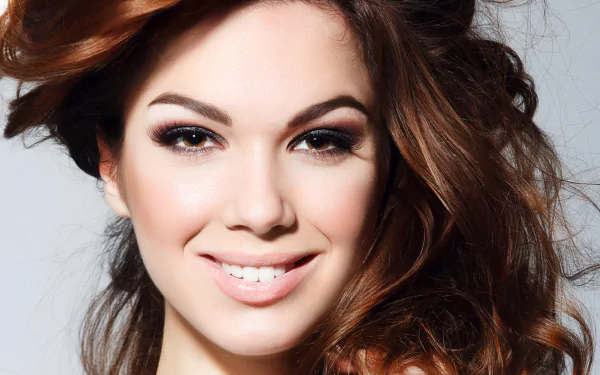 Close-up of a smiling brunette woman with brown eyes and glossy hair, model-style portrait — 8K Ultra HD PC desktop wallpaper/background, face centered and well-lit.