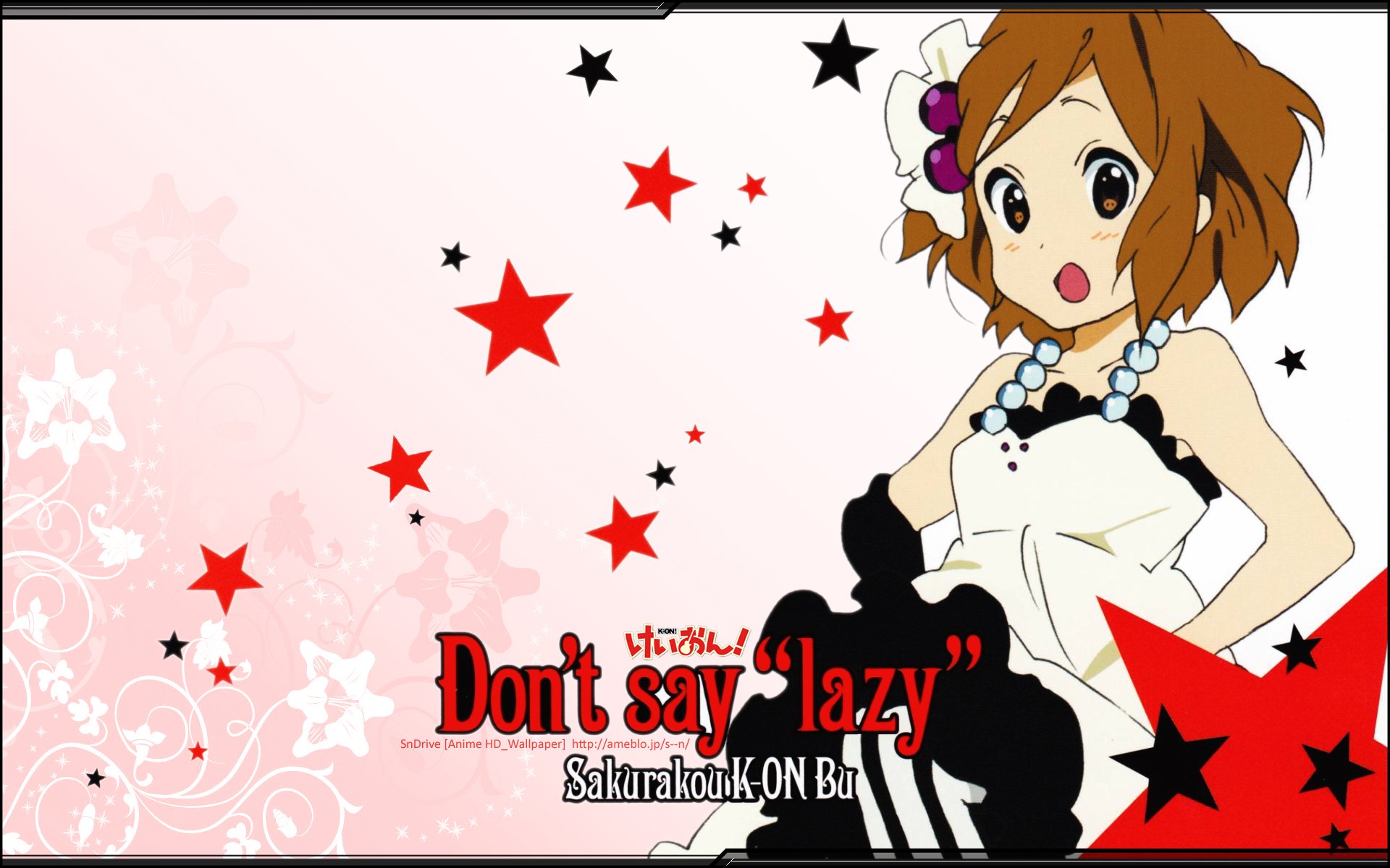 HD anime desktop wallpaper featuring Yui Hirasawa from K-ON! against a pink background with red and black stars and the text Don't say 'lazy'.