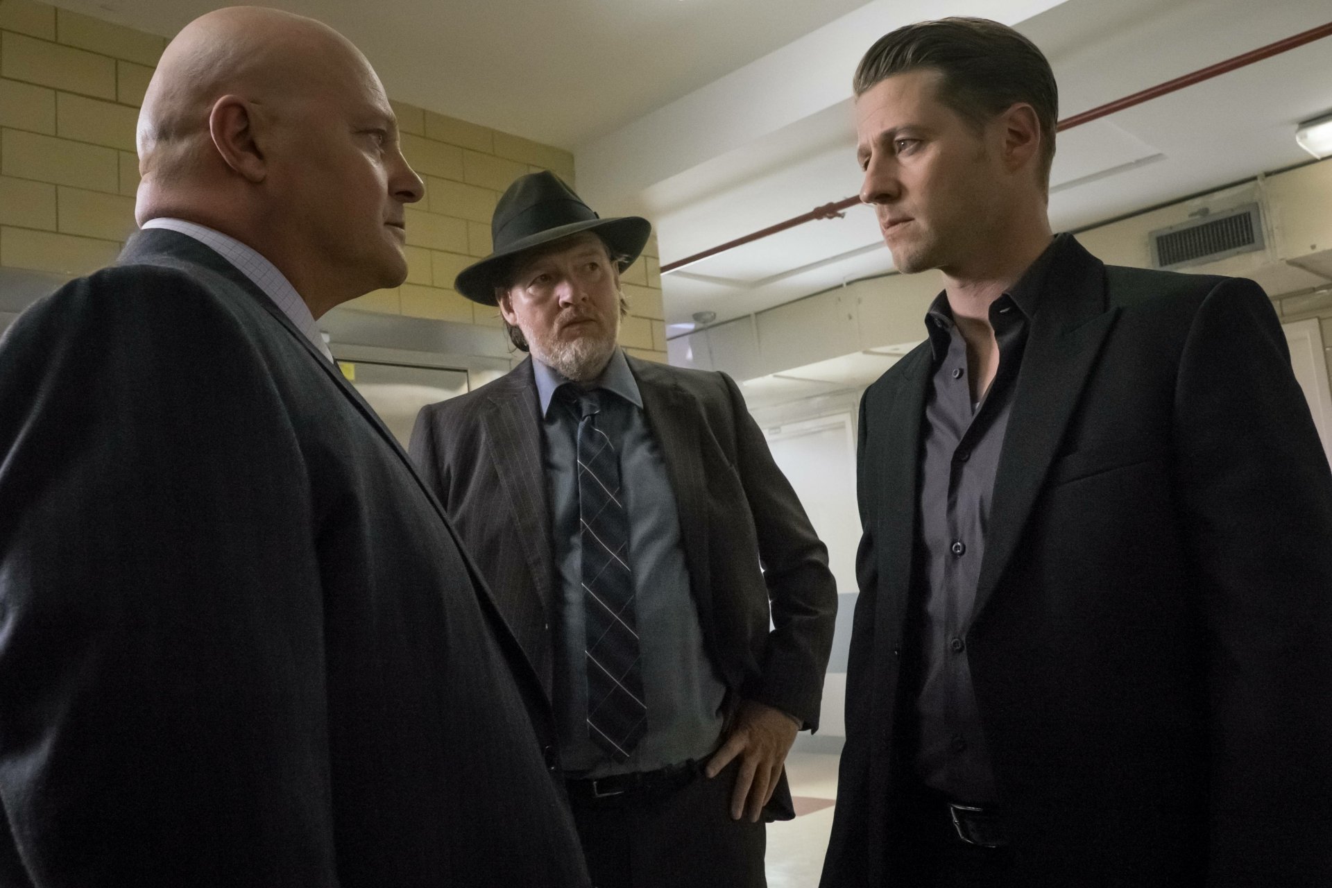 Download Gotham (TV Show) Captain Nathaniel Barnes Harvey Bullock James Gordon Ben McKenzie Donal Logue Michael Chiklis TV Show 4k Ultra HD Wallpaper