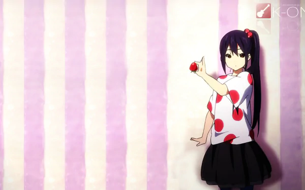 HD desktop wallpaper featuring Azusa Nakano from the anime K-ON!, standing against a soft pink and white striped background, holding a small red object.