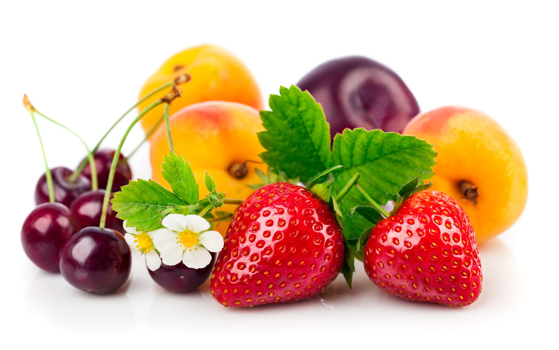 A vibrant 4K Ultra HD desktop wallpaper featuring fresh strawberries, cherries, plums, and peaches with green leaves and white flowers on a white background.