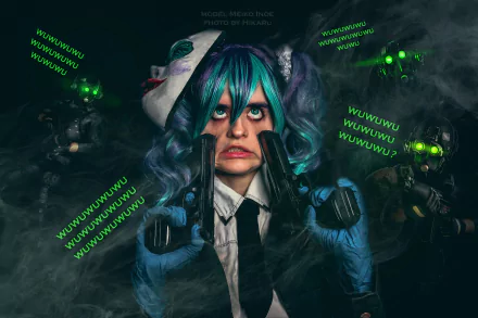 4K Ultra HD wallpaper of a woman cosplaying as a Payday 2 character, holding dual pistols with glowing green eyes and eerie text in the dark background.