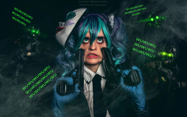 4K Ultra HD wallpaper of a woman cosplaying as a Payday 2 character, holding dual pistols with glowing green eyes and eerie text in the dark background.