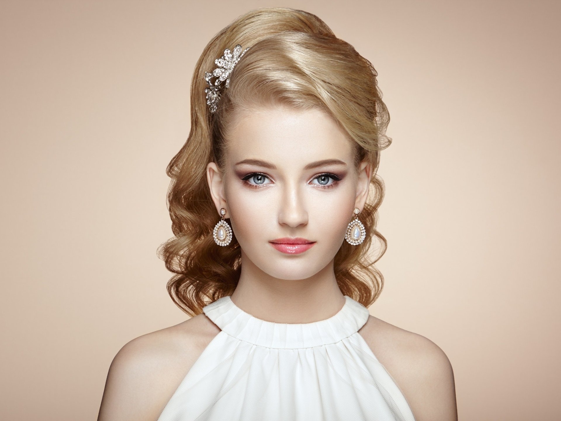 Elegant Blonde Model HD Wallpaper