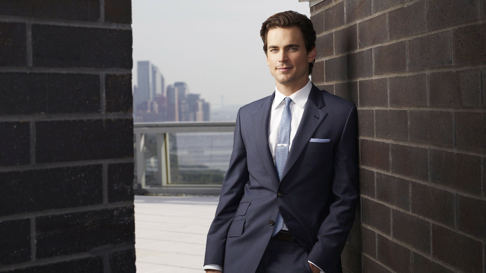 Neal caffrey white collar. Мэтт Бомер белый воротничок.