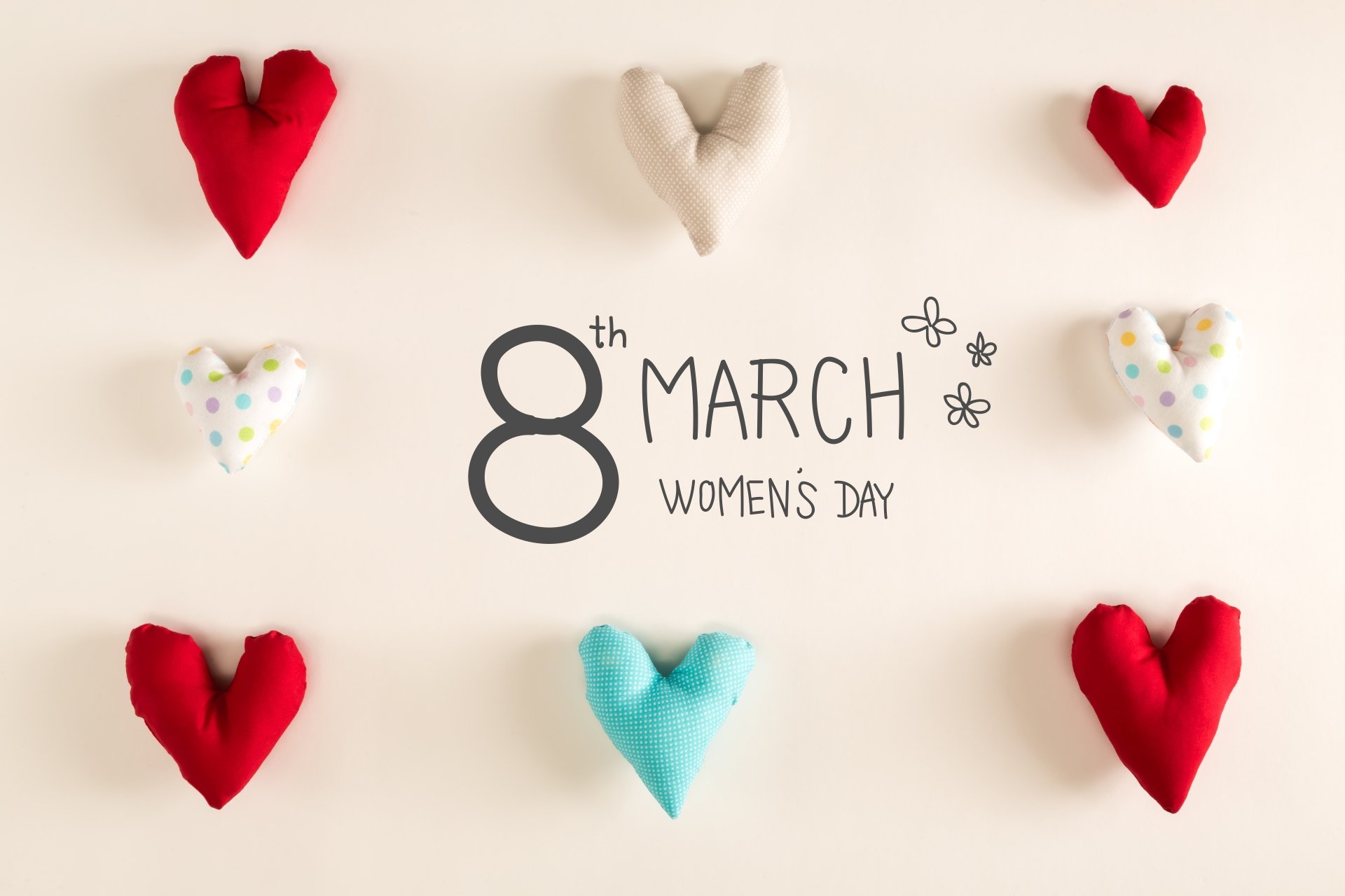 4K Ultra HD wallpaper featuring colorful fabric hearts surrounding 8th March Women's Day text, celebrating the holiday with a soft and festive design.