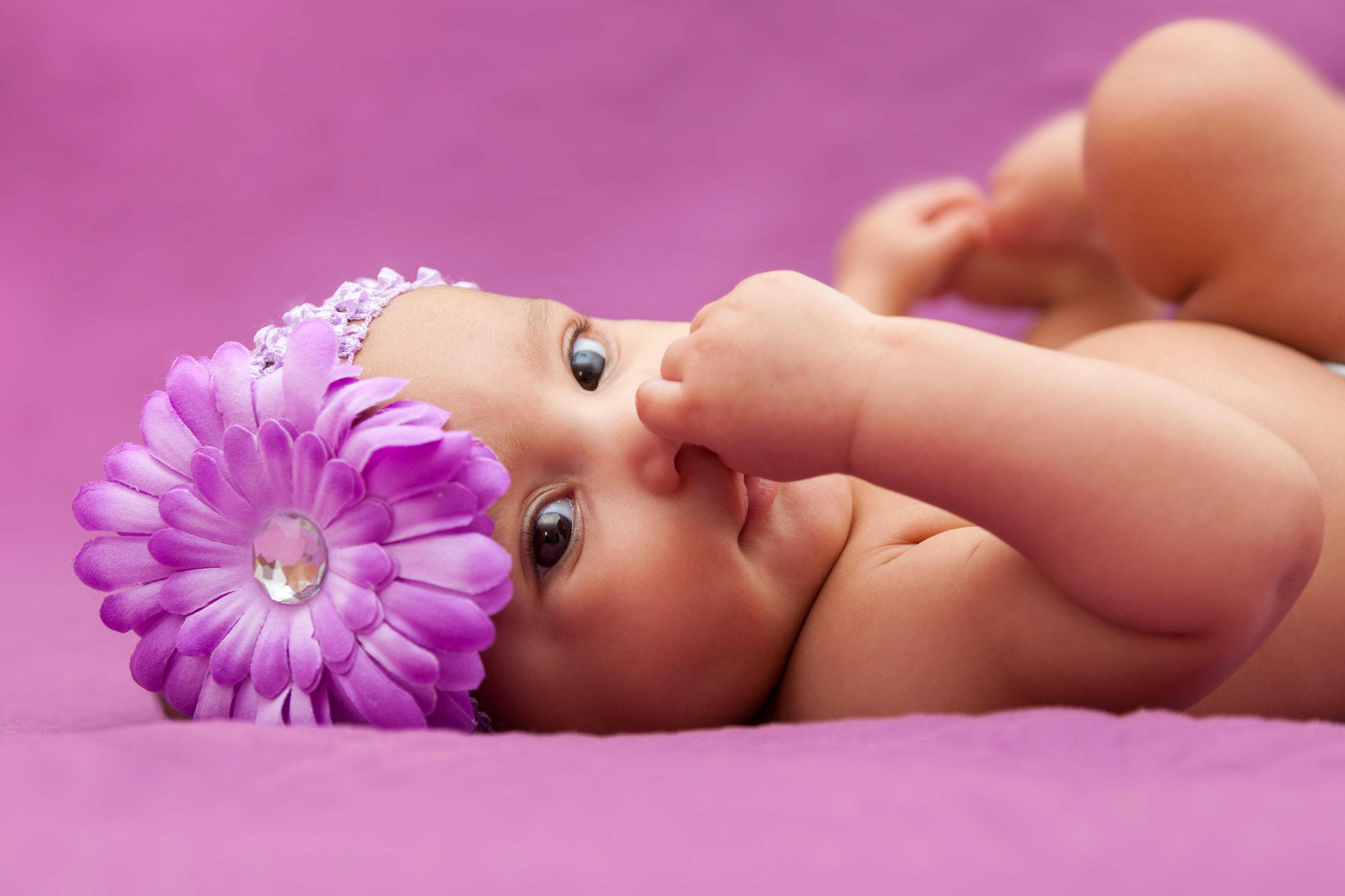 Cute Baby Girl With Flower Hat 4k Ultra Hd Wallpaper Background