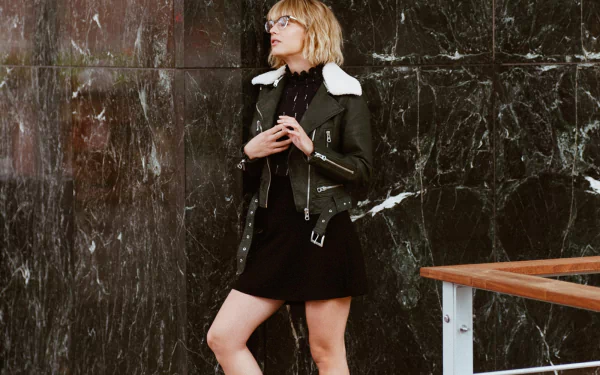 blogger woman Lisa Dengler HD Desktop Wallpaper | Background Image