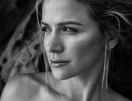 Black-and-white monochrome 4K Ultra HD desktop wallpaper: close-up portrait of a woman model/actress gazing off-camera, soft highlights and a textured background.