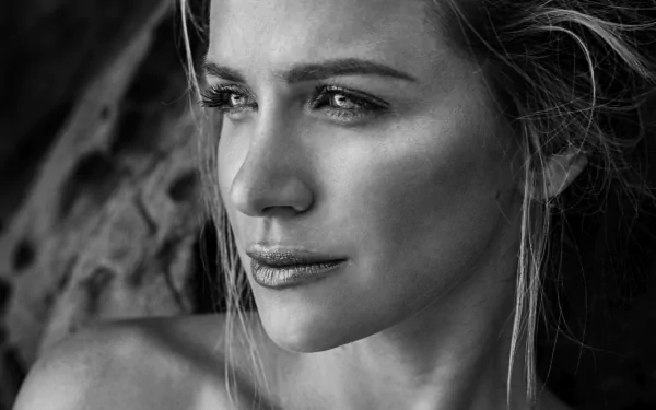 Black-and-white monochrome 4K Ultra HD desktop wallpaper: close-up portrait of a woman model/actress gazing off-camera, soft highlights and a textured background.
