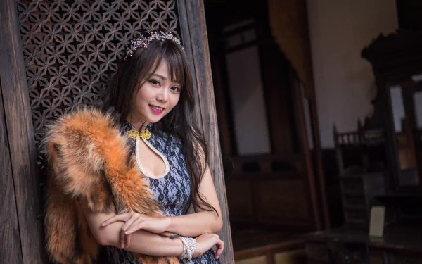 Smiling brunette model draped in a fur stole, posing indoors — 5K Ultra HD PC desktop wallpaper of a stylish woman.