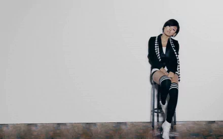 HD PC desktop wallpaper featuring Lee Hyori in a cute pose against a plain background, blending music and style with a minimalist aesthetic.