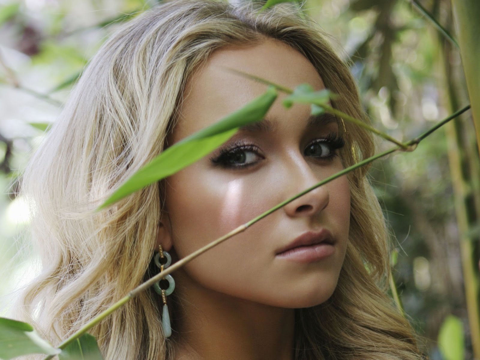 HD PC desktop wallpaper featuring a close-up portrait of celebrity Hayden Panettiere amidst natural greenery.