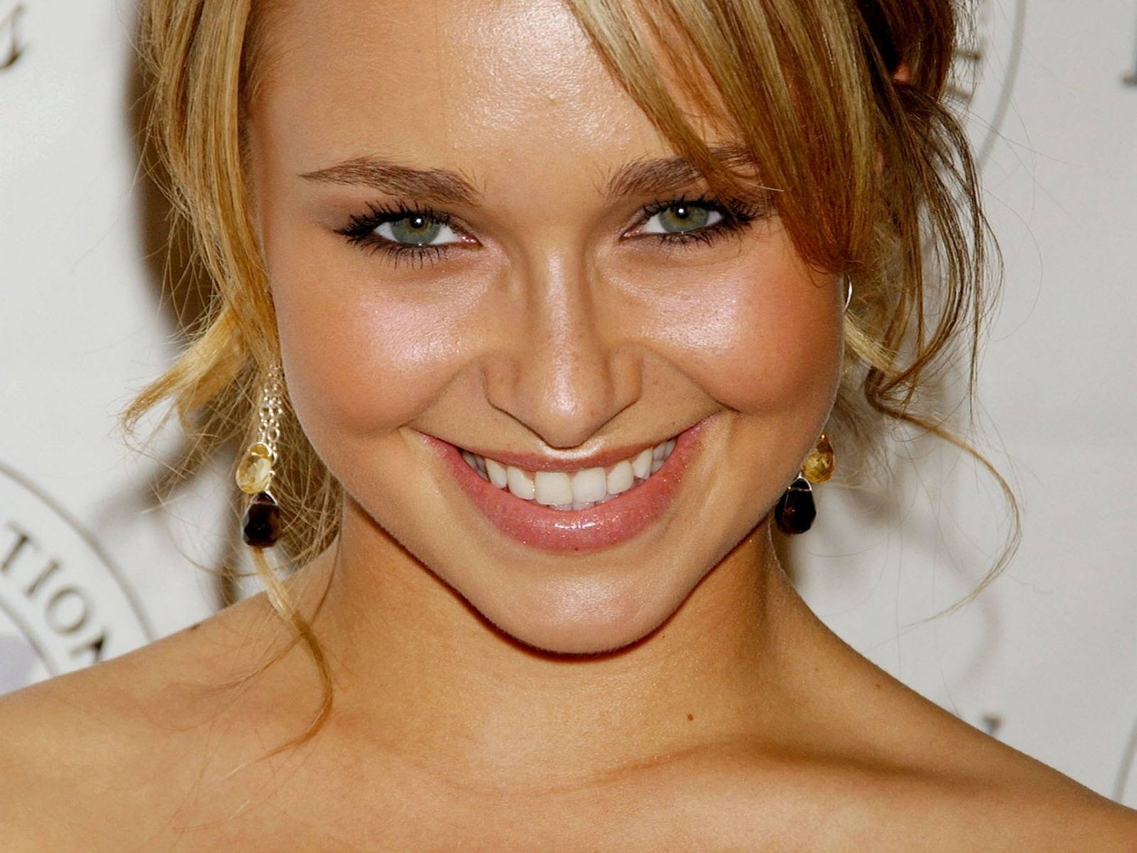 Celebrity Hayden Panettiere Wallpaper