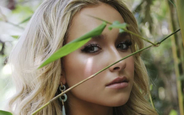 HD PC desktop wallpaper featuring a close-up portrait of celebrity Hayden Panettiere amidst natural greenery.