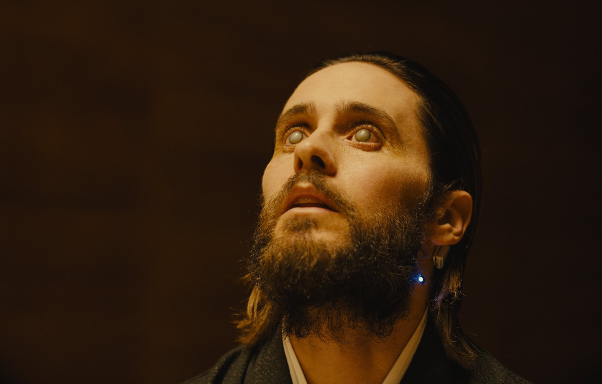HD desktop wallpaper featuring Jared Leto as Niander Wallace from the movie Blade Runner 2049, with intense lighting highlighting his eyes and beard.
