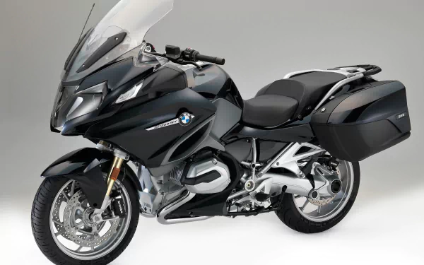 Black BMW R1200RT touring motorcycle on a neutral background, 2K Quad HD PC desktop wallpaper and vehicle image.