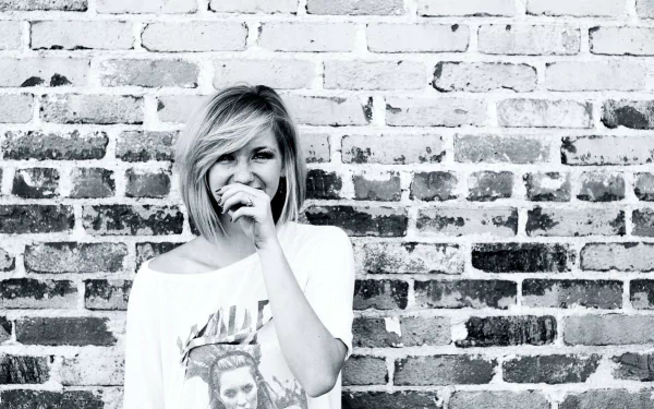  Ellie Goulding B&amp;W